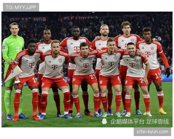 凯恩场边热身后与拜仁小球迷合影互动