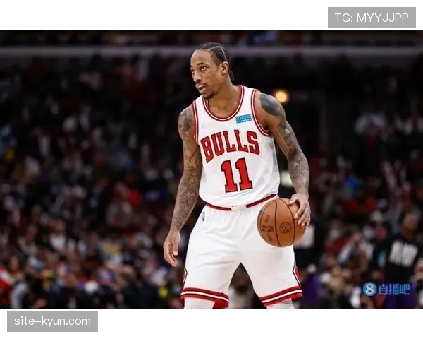 特写：德罗赞赛后拥抱年轻队友，公牛锁定附加赛后更衣室庆祝